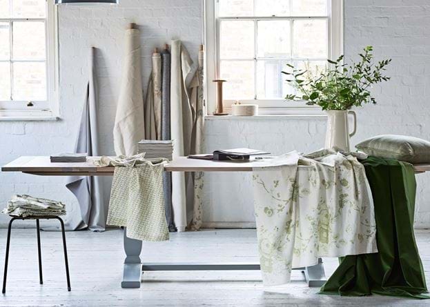 Harrogate extending table with fabric
