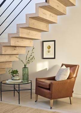 THEO_ARMCHAIR_LILY_PAINT_STAIRTWELL_SHOT11_0007