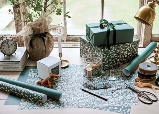Winterberry wrapping desk