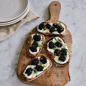 RICOTTA AND BLACKBERRY TOASTS
