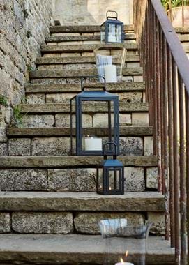 HURRICANES_AND_LANTERNS_ON_STAIRS_009