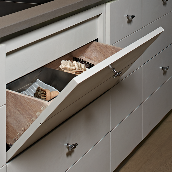 Limehouse Kitchen Details_03 Sink Pull Out
