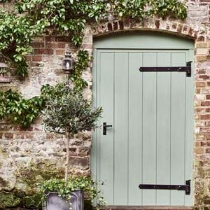 Garden gate with heavy hinges