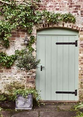 Garden gate with heavy hinges