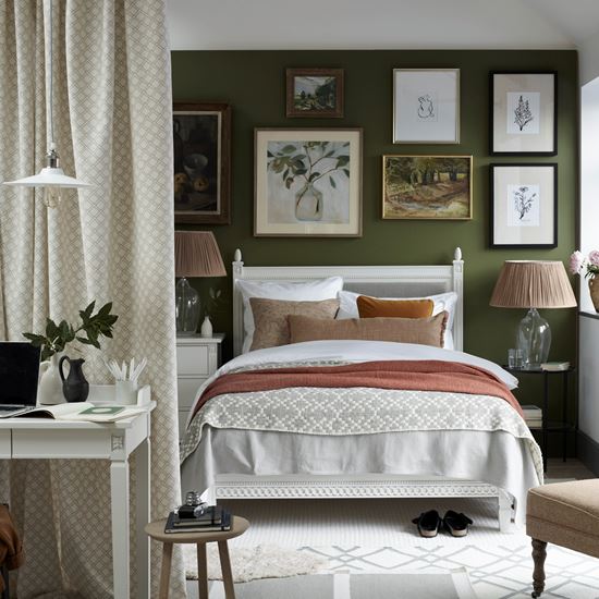 LARSSON_BEDROOM_WORK_SPACES_01_125935_LANDSCAPE_BLACK_CHAIR