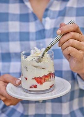 JUBILEE_ETON_MESS_TRIFLE_IN_HAND_004