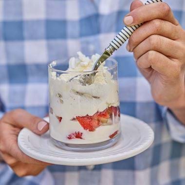 JUBILEE_ETON_MESS_TRIFLE_IN_HAND_004