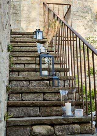 HURRICANES_AND_LANTERNS_ON_STAIRS_004