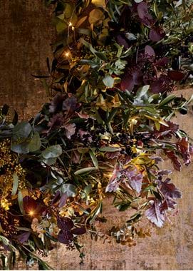Large wreath gold wall detail