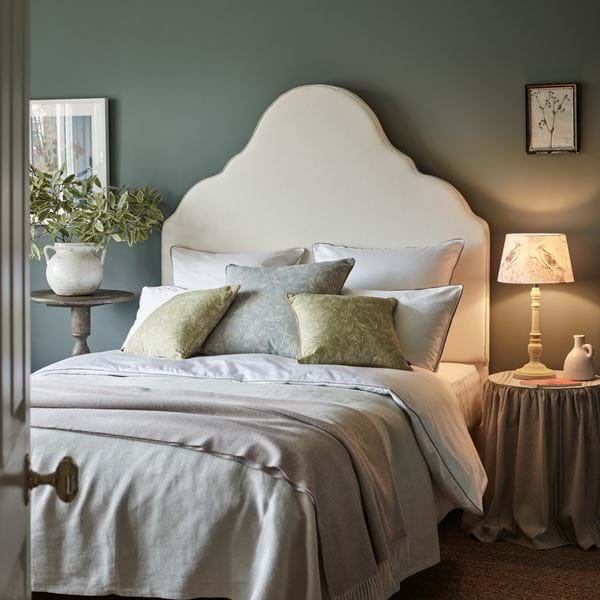 CLEMMIE HEADBOARD_YORK ROSE KING_SAME COLOUR PIPING
