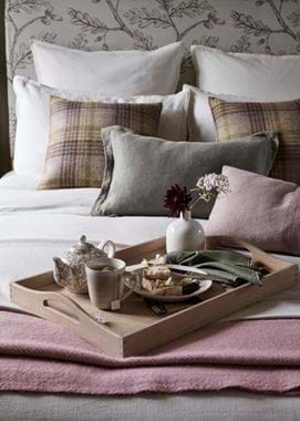 TERENCE_TRAY_DETAIL_ON_BED_008