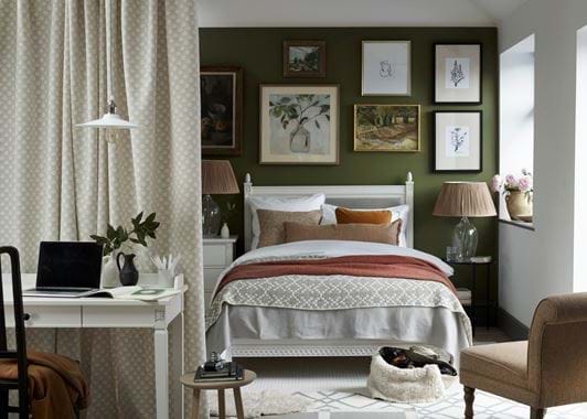 LARSSON_BEDROOM_WORK_SPACES_01_125945_LANDSCAPE_BLACK_CHAIR_DACHSHUND_2