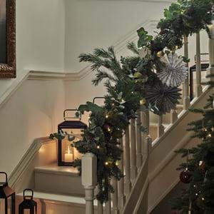HALLWAY DECORATING_BANISTER
