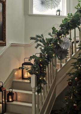 HALLWAY DECORATING_BANISTER