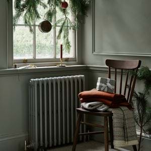 WAYS WITH BAUBLES_WINDOW DRESSING