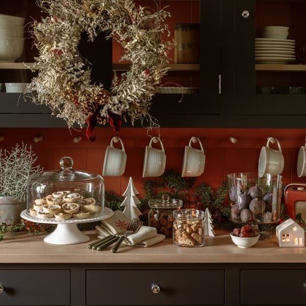 Suffolk dresser, Christmas setup