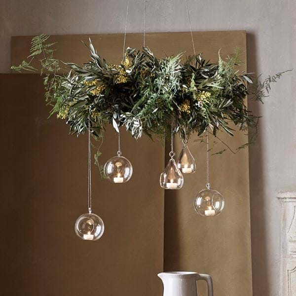 EASTER_FLORAL_INSTALLATION_027_RH_STOOL_LIT