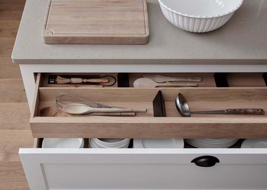 Swash Henley Kitchen_Imperial Sq_Drawer Detail 1
